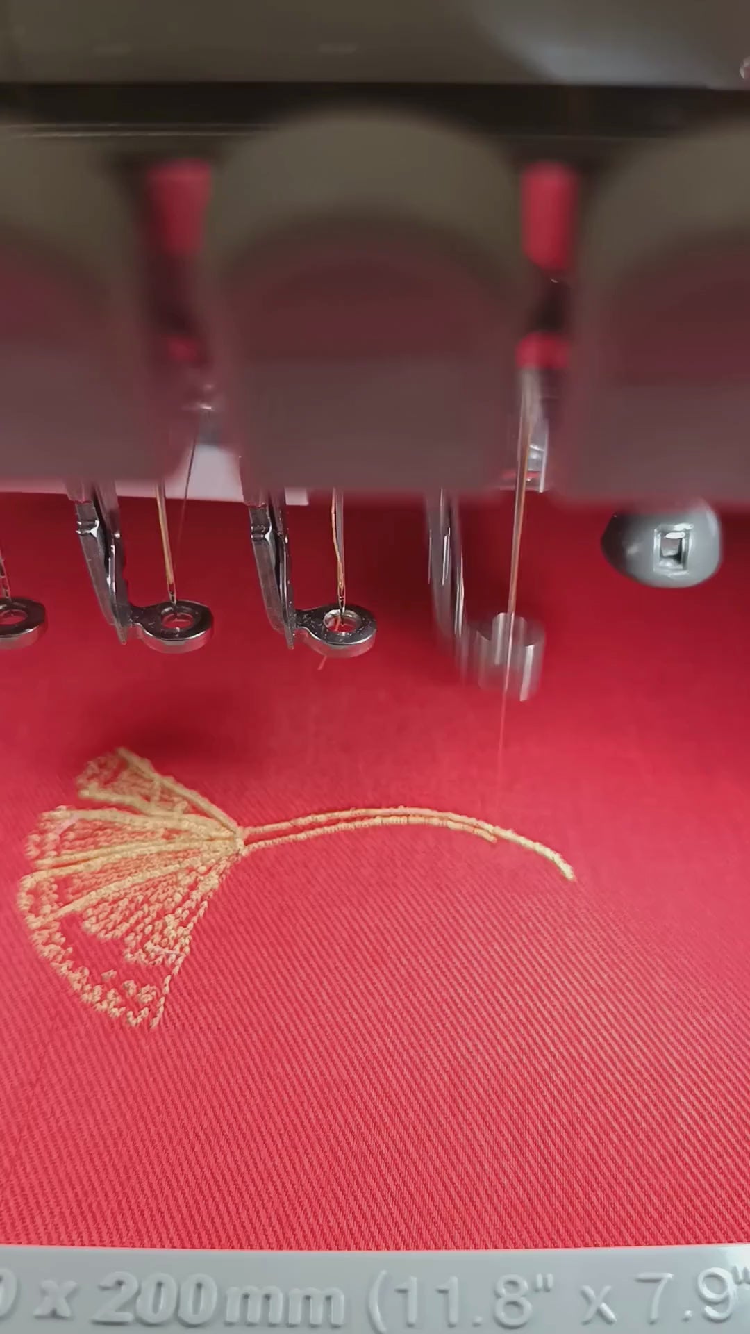 La robe intemporelle brodée